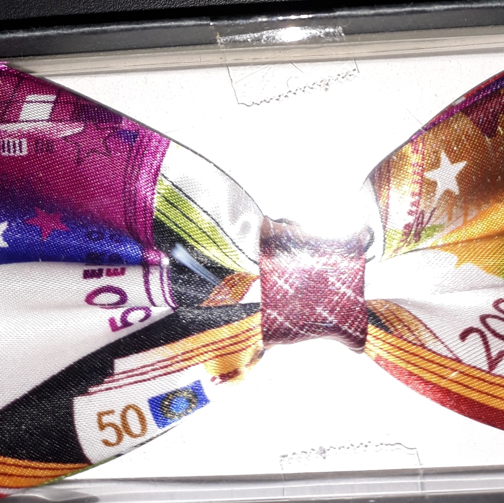 Bow tie